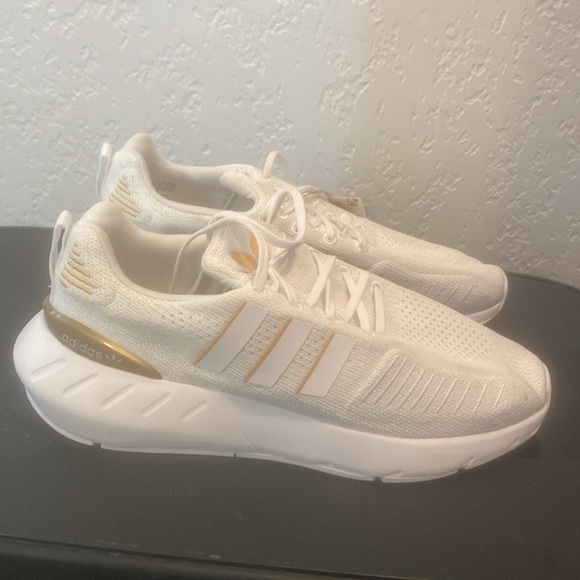 Adidas Swift Run size 8.5 ladies- white and gold - Picture 3 of 4